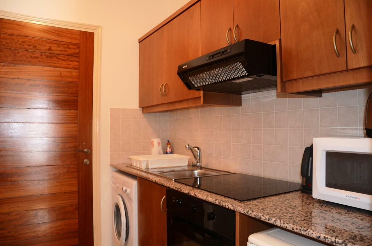 With Shower E5, Full Kitchen, Poolside, Free Wifi *